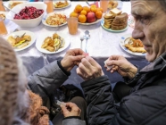 Šventiniai Kūčių pusryčiai vargstančiųjų valgykloje Kaune